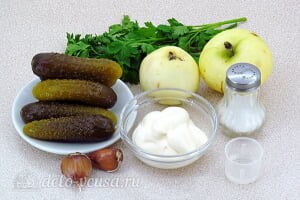 Пикантный салат с яблоками и солеными огурцами: Ингредиенты