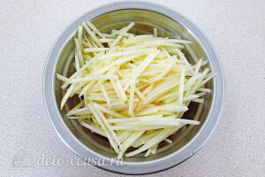 Пикантный салат с яблоками и солеными огурцами: Чистим и трем яблоки для салата