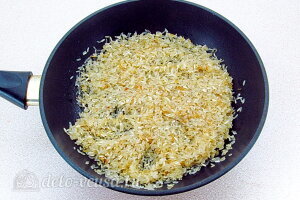 Рис по-креольски с грибами: Обжариваем рис на сковороде