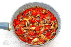 Рис по-креольски с грибами: Обжариваем овощи до мягкости