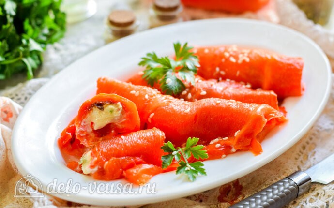 Рулетики из печеного перца с сырным кремом готовы