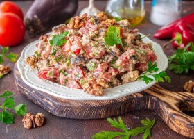 Рецепт салат из баклажанов с грецкими орехами и помидорами