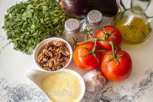 Салат из баклажанов с грецкими орехами и помидорами: Ингредиенты