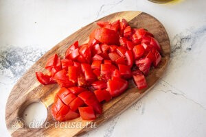 Салат из баклажанов с грецкими орехами и помидорами: Режем помидоры кубиками