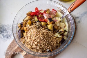 Салат из баклажанов с грецкими орехами и помидорами: Соединяем баклажаны, помидоры и орехи
