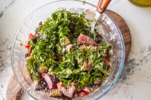 Салат из баклажанов с грецкими орехами и помидорами: Добавляем зелень и майонез и все хорошо перемешиваем