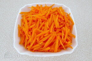 Салат из дайкона с кальмарами: Трем морковь на терке