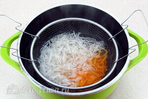 Салат из дайкона с кальмарами: Бланшируем дайкон и морковь