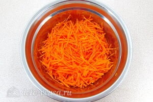 Салат из моркови с яблоком и изюмом: Трем морковь на терке