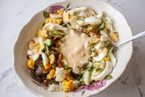 Салат из морской капусты и морковью по-корейски: Добавляем майонез и перемешиваем салат