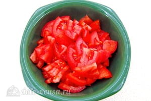 Салат из помидоров с грецкими орехами: Режем томаты для салата