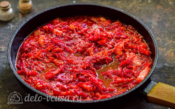 Добавляем томатную заправку к овощам в сковороду