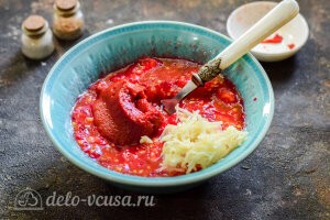 Соединяем помидоры, томатную пасту и чеснок