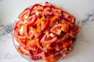 Салат с баклажанами и курицей «Обжора»: Доабвляем порезанные помидоры
