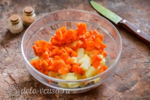 Винегрет овощной как в детским саду: Режем кубиками морковь