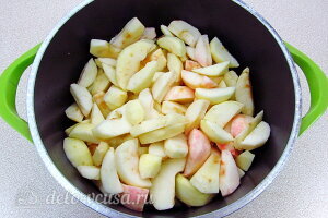 Кладем яблоки в кастрюлю и заливаем водой