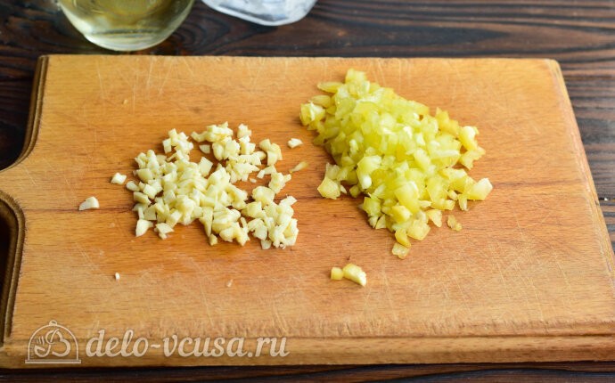 Чеснок и болгарский перец измельчаем