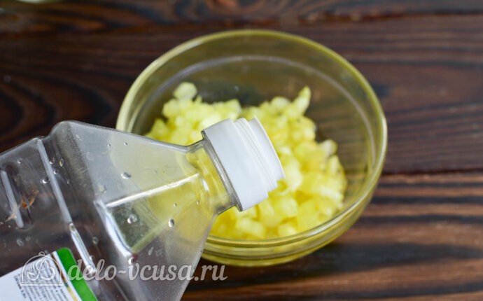 Добавляем к чесноку уксус