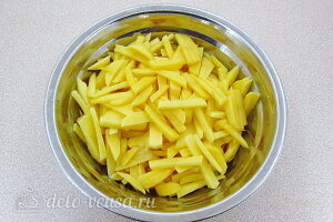 Картофельное рагу по-литовски: Режем картошку соломкой