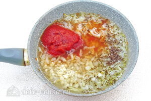 Картофельное рагу по-литовски: Добавляем томатный соус, воду и специи