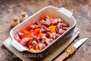 Куриные сердечки в сметане в духовке: Кладем куриные сердечки и овощи в форму