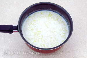 Молочный суп по-могилёвски: Варим суп с молоком и крахмальными блинами до готовности