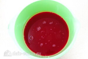 Сырое пюре из калины с сахаром на зиму: Мнем ягоды и выжимаем сок