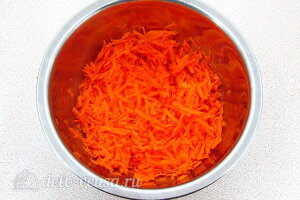 яблочные оладьи с морковкой: Трем морковь на терке