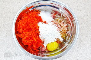 Яблочно-морковные оладьи: Соединяем все ингредиенты для теста в миске