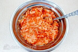 Яблочные оладьи с морковью: Перемешиваем тесто для оладий