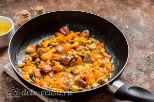 Булгур с куриными сердечками и грибами: Обжариваем овощи, сердечки и шампиньоны на сковороде