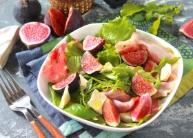 Рецепт cалат с инжиром, мягким сыром и беконом