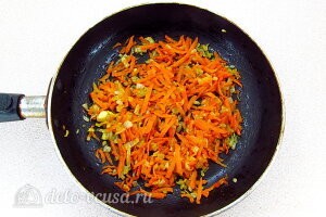 Гороховый суп «Солдатский» с тушенкой: Жарим лук и морковь на сковороде