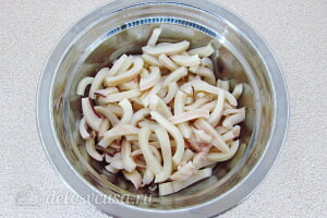 Кальмары в сливочном соусе в духовке: Режем кальмары соломкой