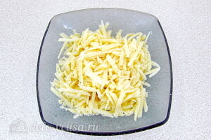 Кальмары в сливочном соусе в духовке: Трем сыр на терке