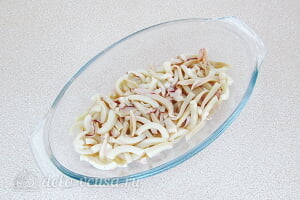 Кальмары в сливочном соусе в духовке: На дно формы кладем кальмары