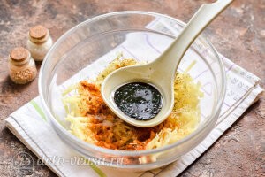 Картофель по-корейски: Добавляем в гарнир соевый соус и уксус