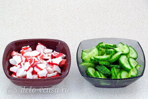 Крабовый салат «Купалинка»: Режем огурец и крабовые палочки