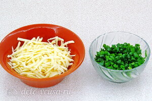 Крабовый салат с огурцами и твердым сыром: Трем твердый сыр и измельчаем зеленый лук