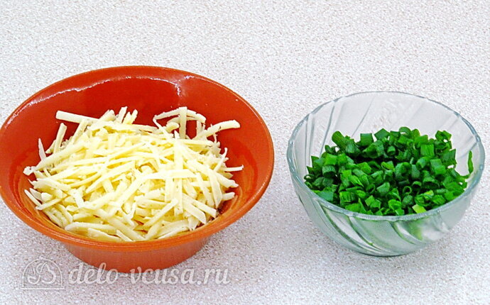 Крабовый салат с огурцами и твердым сыром: Трем твердый сыр и измельчаем зеленый лук