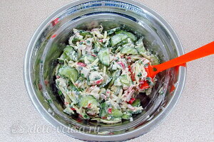 Крабовый салат «Купалинка»: Перемешиваем салат