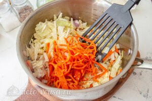Куриный суп с манкой, пекинской капустой и морковью по-корейски: Добавляем морковку по-корейски