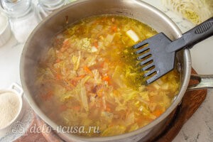 Куриный суп с манкой, пекинской капустой и морковью по-корейски: Отправляем курицу в суп