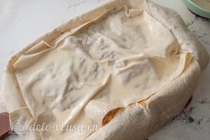Пирог из лаваша с тушеной капустой: Накрываем оставшимся листом лаваша и поливаем заливкой