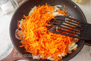 Пирог из лаваша с тушеной капустой: трем морковь и обжариваем с луком на сковороде