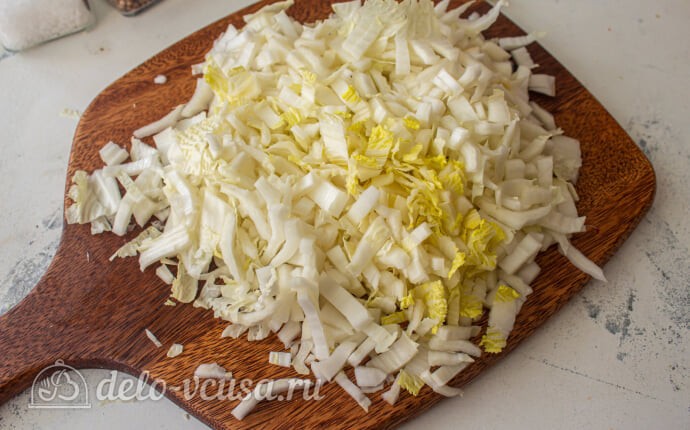 Пирог из лаваша с тушеной капустой: Режем соломкой капусту