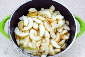 Яблочно-грушевое повидло: Кладем фрукты в кастрюлю