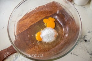 Пряный морковный кекс с орехами: Соединяем яйца с сахаром и взбиваем