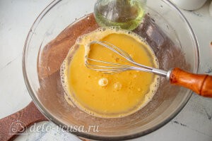 Пряный морковный кекс с орехами: Добавляем ратительное масло и снова взбиваем яичную массу
