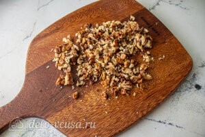 Пряный морковный кекс с орехами: Измельчаем грецкие орехи